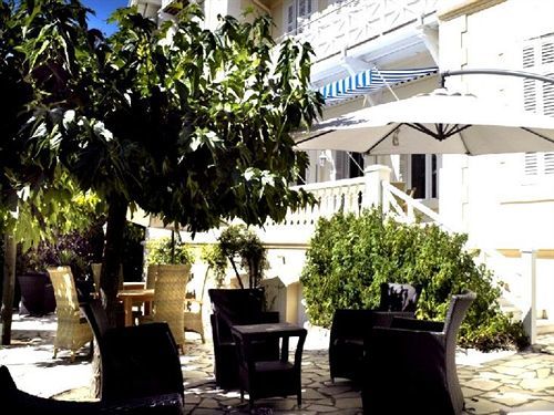 Hotel Villa La Cheneraie Saint-Raphaël Exterior foto
